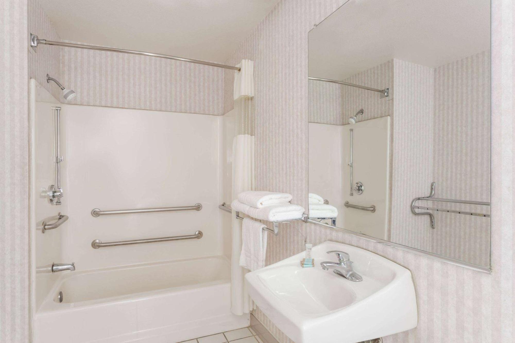 Days Inn By Wyndham Phoenix West Ngoại thất bức ảnh